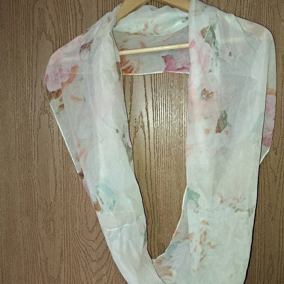 Lavello pink floral infinity scarf - Picture 3 of 9